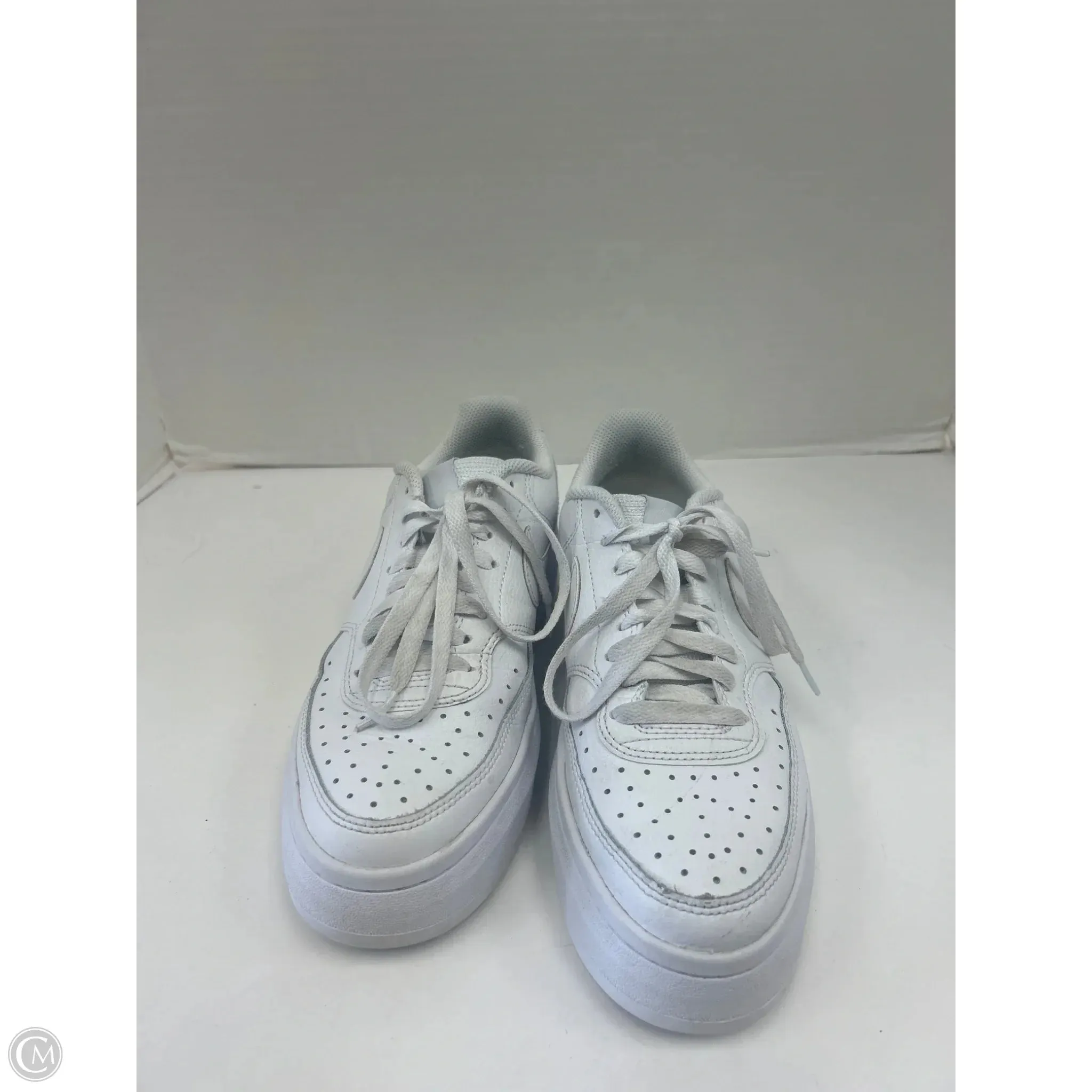 Shoes Sneakers By Nike In White, Size: 9
