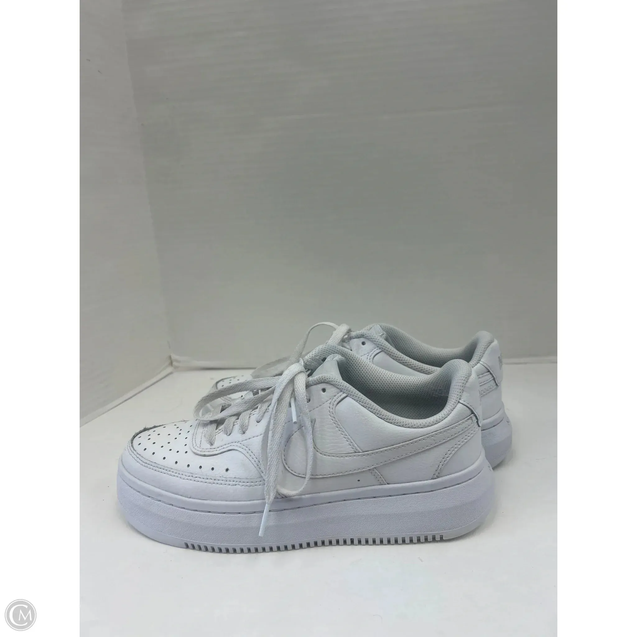 Shoes Sneakers By Nike In White, Size: 9